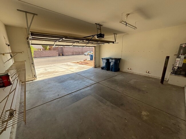 Building Photo - Beautiful 3Bed/2Bath Single Story Home loc...