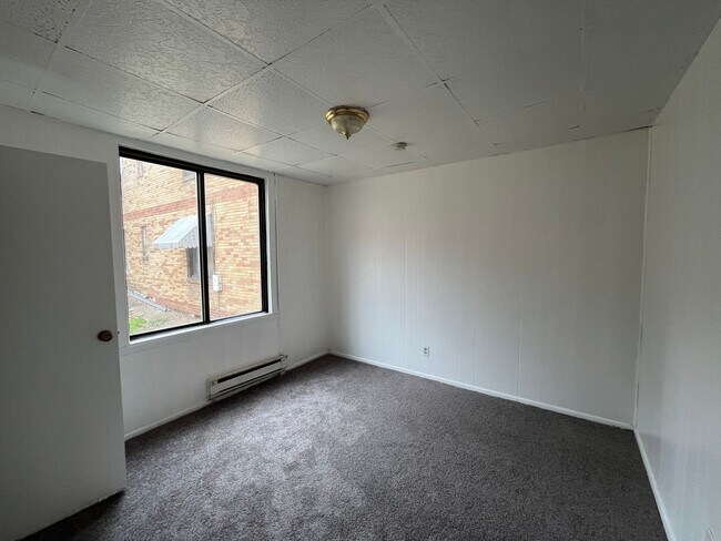 Building Photo - 1028 E 5th St