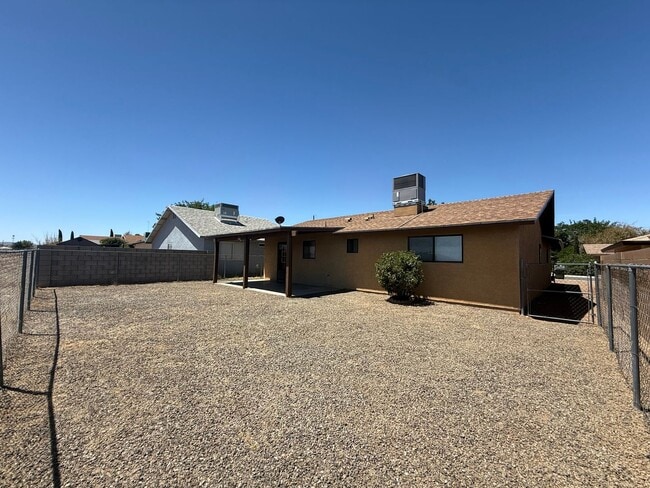 Building Photo - 3 Bedroom 2 Bathroom Home