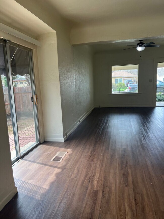 Building Photo - Cozy Home on Quiet, Friendly Street