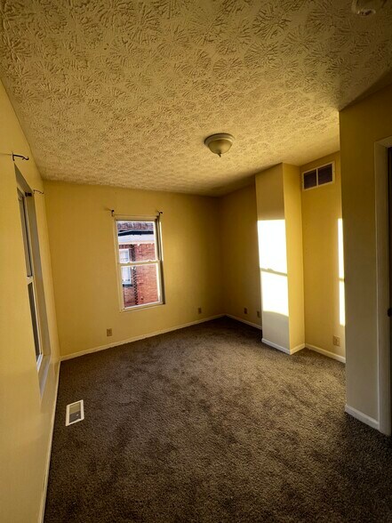 Building Photo - 1639 Summit St