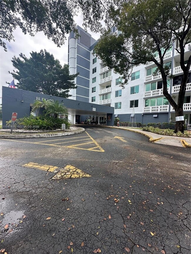 Building Photo - 919 Hillcrest Dr