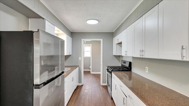 Building Photo - Beautiful 3 bedroom / 1.5 bath