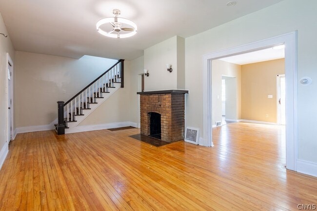 Building Photo - 325 S Midler Ave