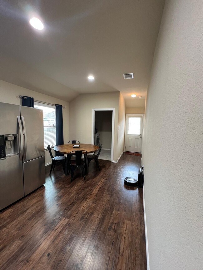 Building Photo - 3650 Sumner Lodge Dr