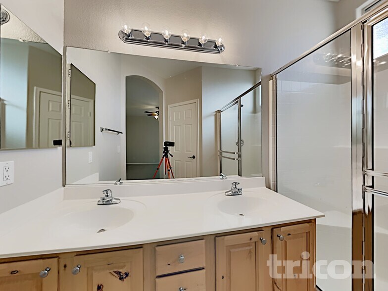 Building Photo - 117 S 125th Ave