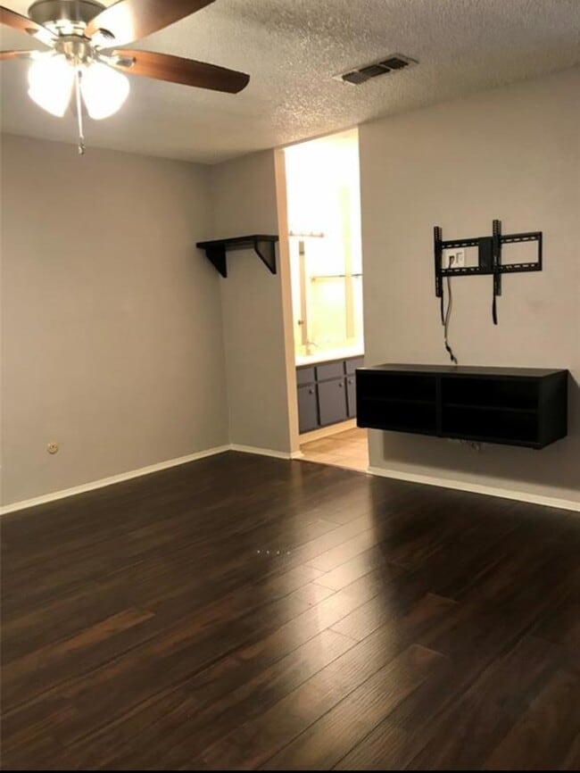 Building Photo - 11699 Village Pl Dr