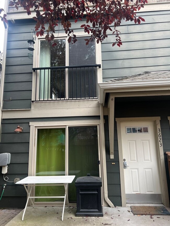Building Photo - Available 1/1! Cozy townhouse in the Mt Ba...