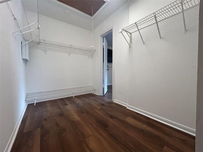Building Photo - 2456 Country Club Dr