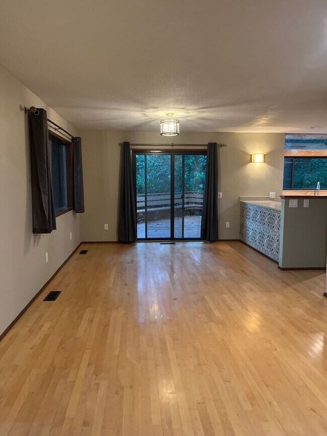 Building Photo - 3 Bedroom 2.5 Bath