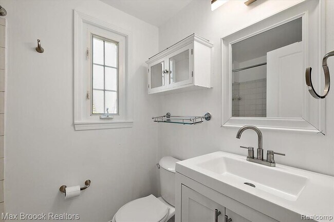 Building Photo - 1652 Graefield Rd