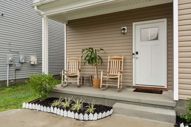 Building Photo - 824 Somb Moore Ways