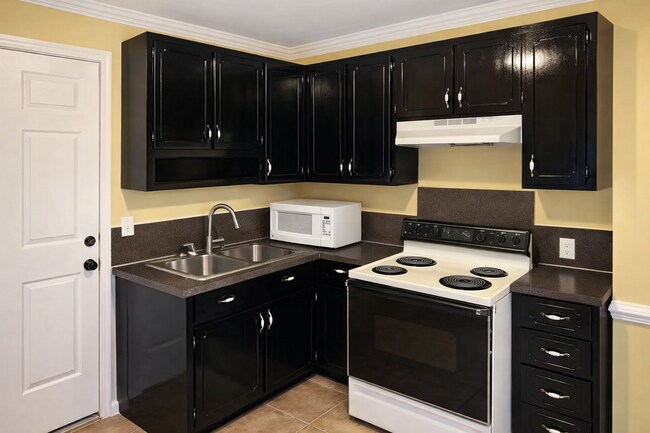 Building Photo - Space, Comfort & Convenience — Discover This Hidden Gem in Charlotte