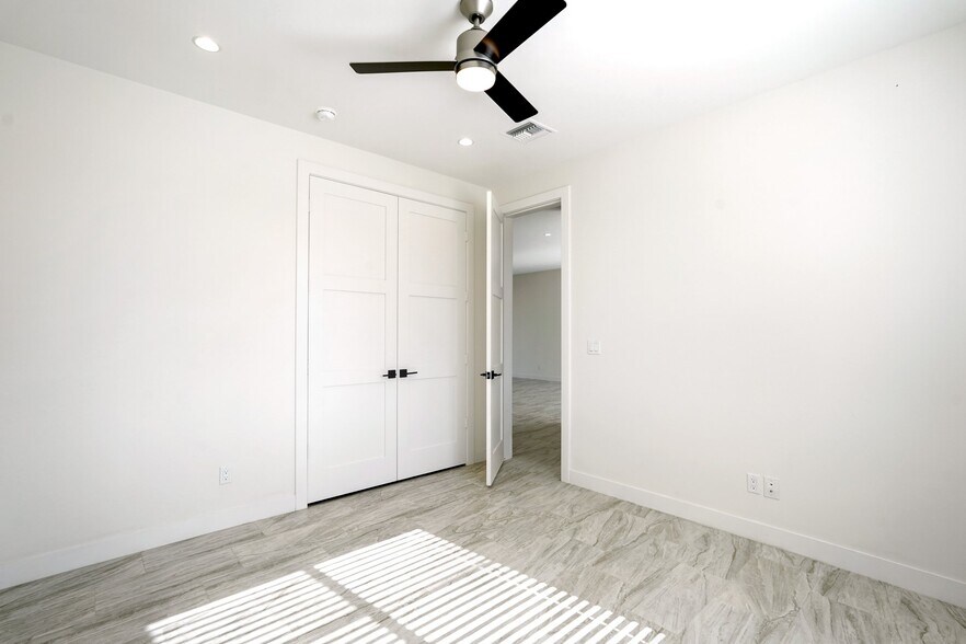 Building Photo - 910 E Roma Ave