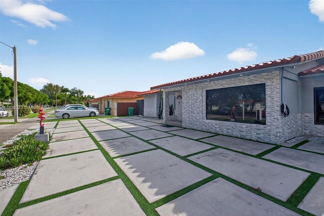 Building Photo - 2431 SW 127th Ave