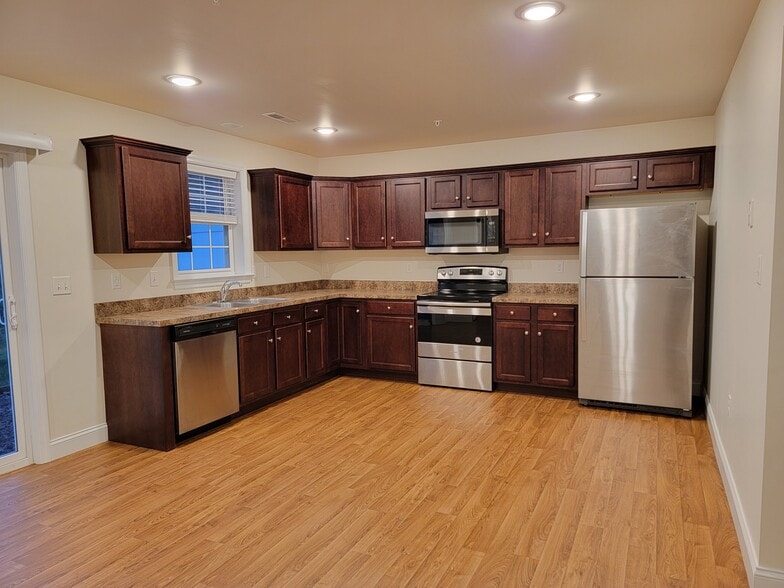 Building Photo - 143 Cedarwood Dr