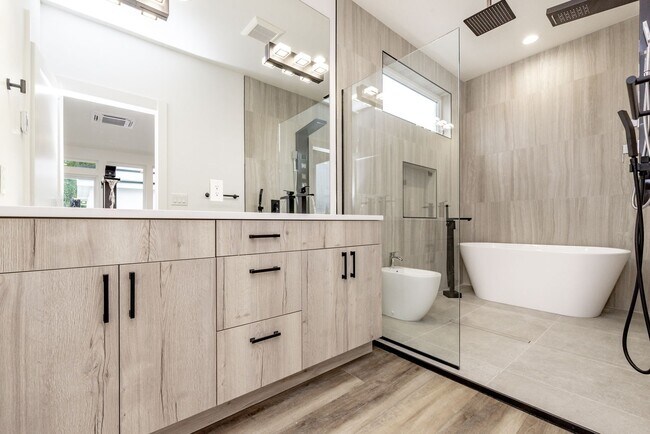 Building Photo - Edgewood Stunner