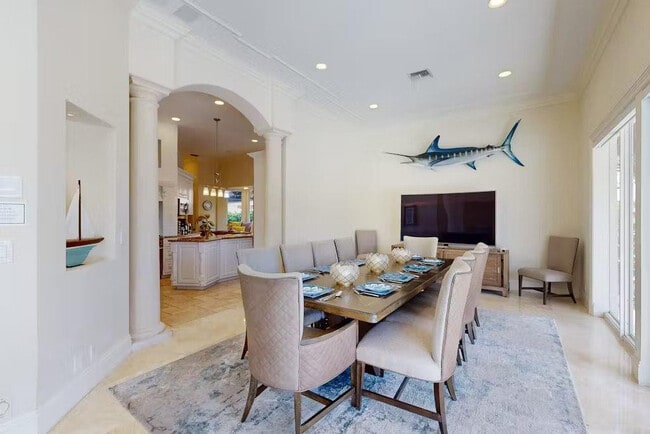 Building Photo - 3030 NE 45th St