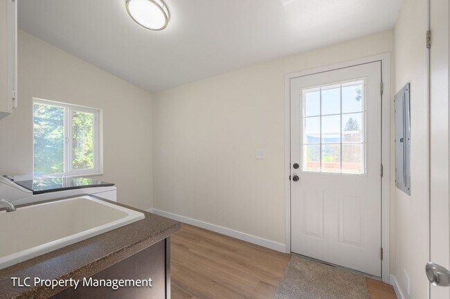 Building Photo - 3bd/2bath Home with a view!!