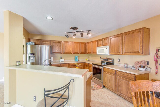 Building Photo - Amazing 4 bedrooms, 3 bathrooms house in P...