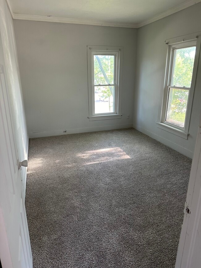 Building Photo - Anamosa Duplex