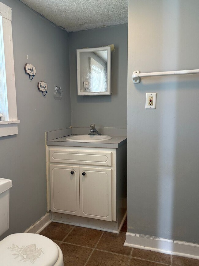 Building Photo - AMAZING LOCATION, Ranch Home Downtown Smit...