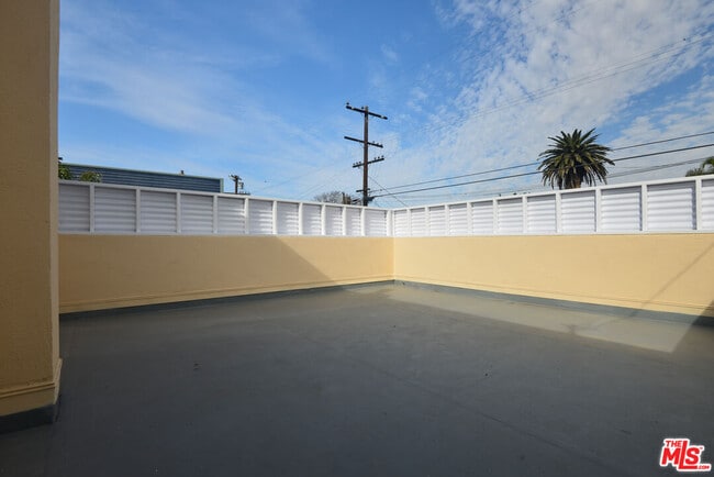 Building Photo - 2322 Ocean Ave