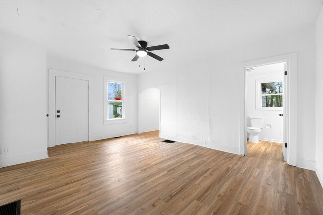 Building Photo - New Listing! 2 bed 1 bath