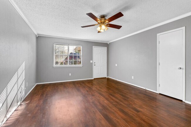 Building Photo - S Erika Ave Duplex