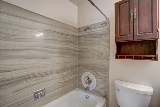 Building Photo - 5 Bedroom + a Den, 3 Bathroom, 2 Car Garage For Rent in Prescott!