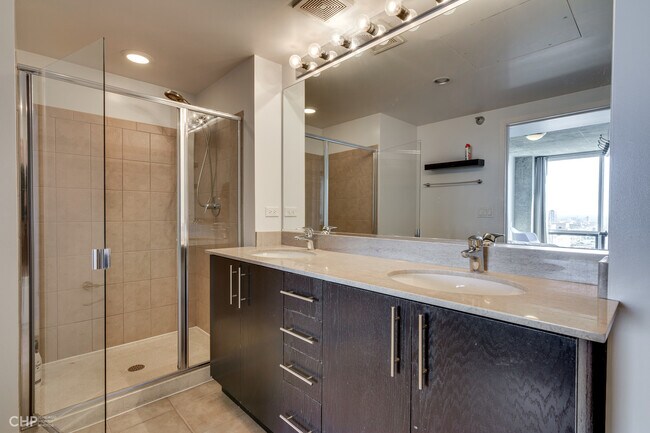 Building Photo - 611 S Wells St