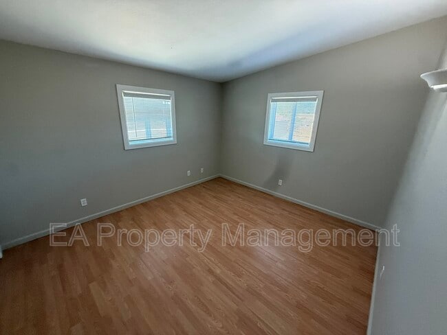 Building Photo - 725 Marcella St NE