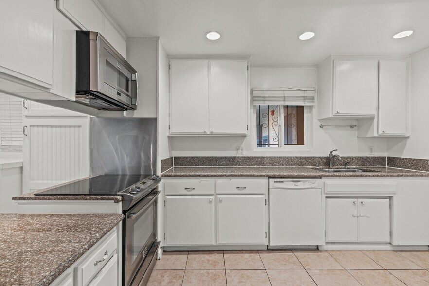 Building Photo - 2354 Fletcher Dr