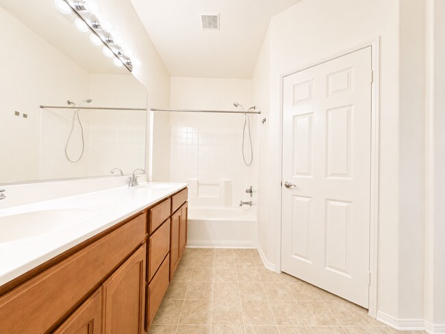 Building Photo - 3 Bedroom condo in Lake Elsinore