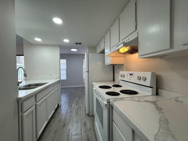 Building Photo - 100 Hillside Rd