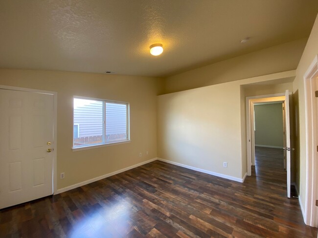 Building Photo - Single level with no carpet!  Ready to ren...