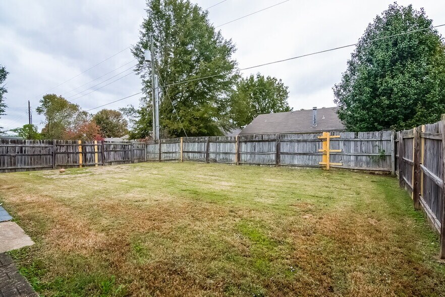 Building Photo - 10102 Williford Dr