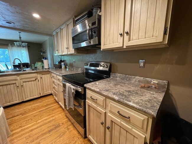 Building Photo - Cozy 4B/2B Unit With Views In East Boulder...
