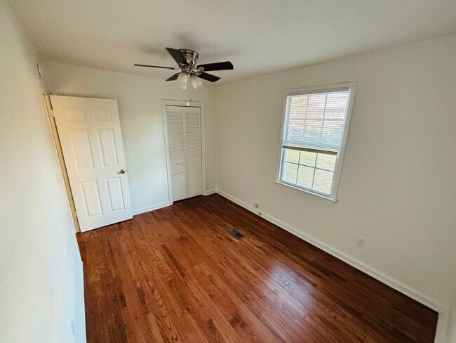 Building Photo - 1312 E 60th St