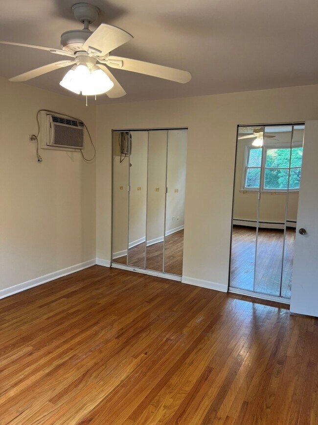 Building Photo - 7542 N Oakley Ave