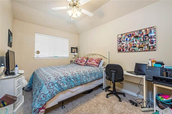 Building Photo - SUBLEASE Aug 11 2025 in Lakeridge Townhomes!