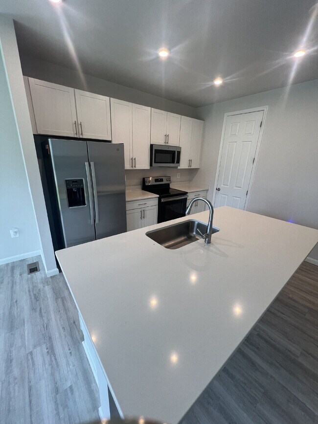 Building Photo - Spacious 3-Bedroom Rental in Sought-After ...