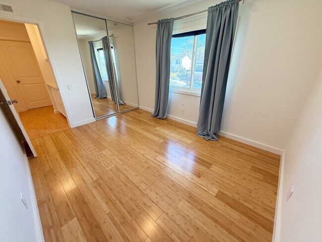 Building Photo - Stunningly Upgraded 3 Bed/2.5 Bath Home