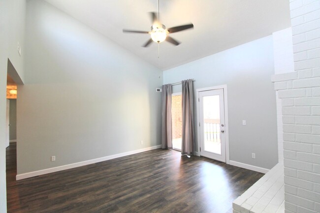 Building Photo - Remodeled 2 bedroom 2 bath condo on the to...