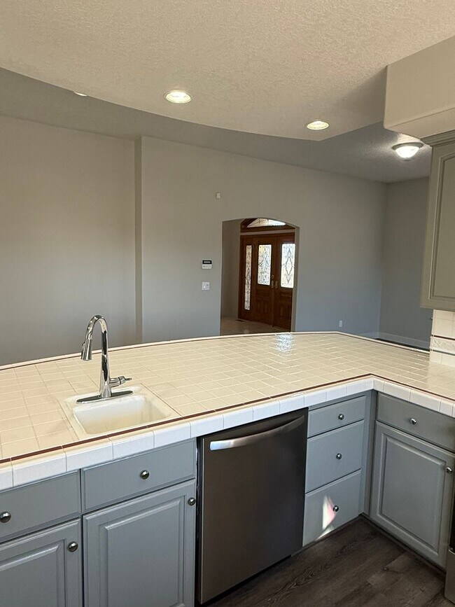 Building Photo - Spacious Redmond Estate on 14 Acres – 4,300+ Sq Ft, Pastures, 4-Car Garage