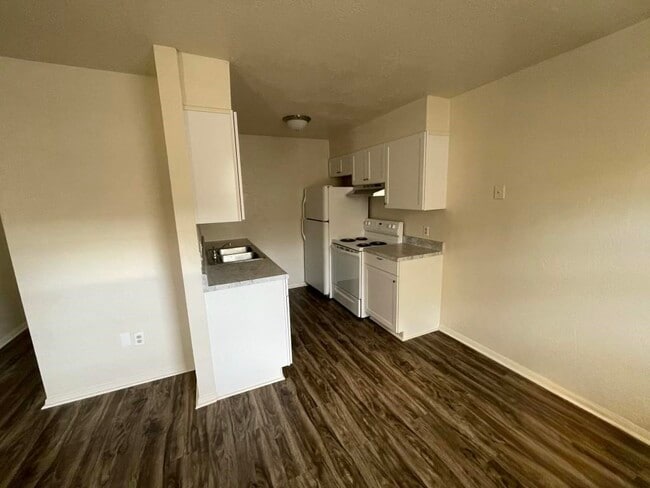 Building Photo - 1502 NW Kingsbury Ave