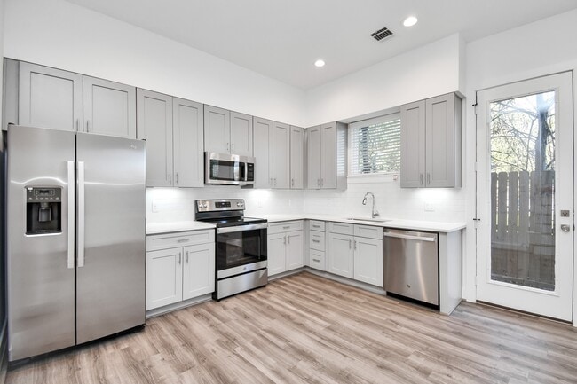 Building Photo - 9027 Laverne Oak Ln