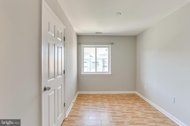 Building Photo - 31 Lambourne Rd