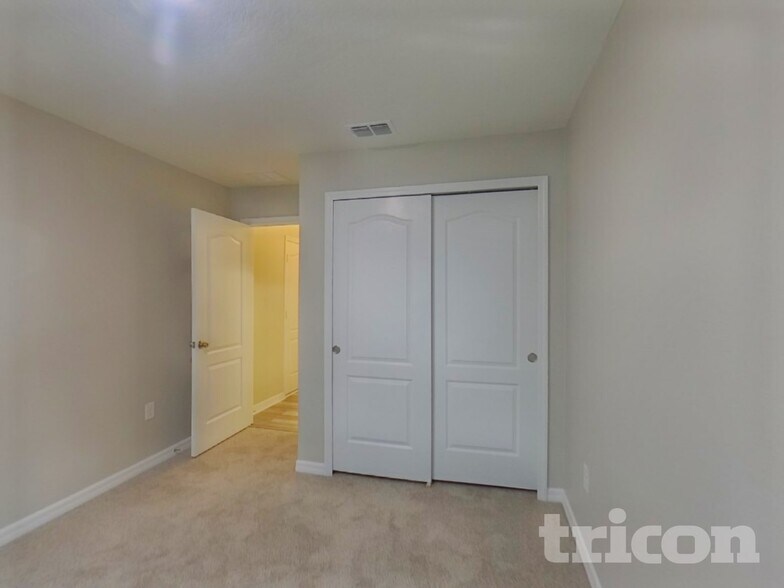 Building Photo - 2244 Gladiolus Ln