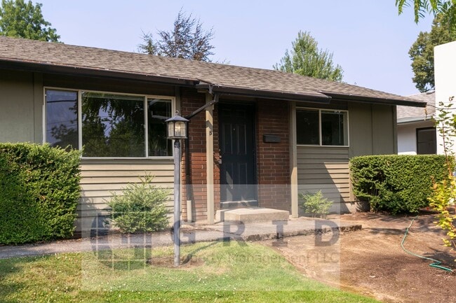 Building Photo - Gorgeous 2 Bedroom Apartment in Mt. Tabor!